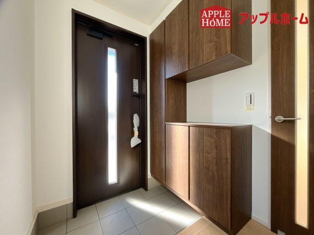 [新築住宅] 熊谷市肥塚2丁目 全1区画の玄関|住まう人も来客も入った時にワクワクさせてくれるオシャレな玄関♪収納もたっぷりあるので、靴がたくさんあっても安心！