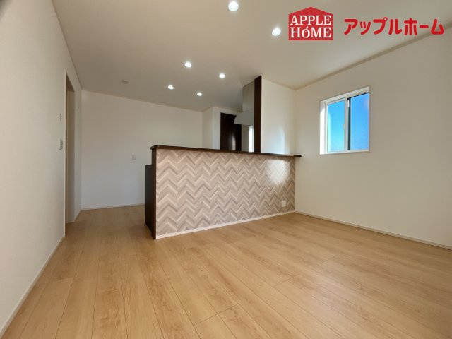 [新築住宅] 熊谷市肥塚2丁目 全1区画の居間・リビング|広々リビング×対面キッチンで家族の会話も弾みます♪家族団らんの秘訣は間取りにあり☆夢のマイホームを一緒に叶えましょう！