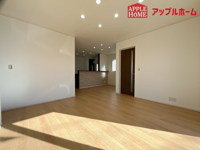 [新築住宅] 熊谷市肥塚2丁目 全1区画の居間・リビング|窓から差し込む光で家族を温かく包み込みます。明るいリビングで子育てする喜びを☆いつでも見学可能です！