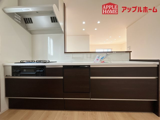 [新築住宅] 熊谷市肥塚2丁目 全1区画のキッチン|見栄えもよくお手入れもスムーズに出来ます。豊富な収納力もございますので、キッチンスペースをスッキリとお使い頂けそうです。