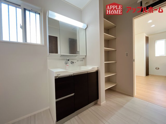 [新築住宅] 熊谷市肥塚2丁目 全1区画の独立洗面台|ゆとりの洗面スペースで朝の身支度も快適スムーズに。３面鏡で髪のセットやお化粧もストレスなくこなせ、朝から気分良く通勤通学に向かえそうですね！鏡の裏にはたっぷりと収納スペースを標準装備