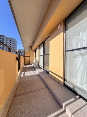 ダイアパレスグランステージ博多のバルコニー|暖かい陽ざしが差込むバルコニー
晴れた日には洗濯物が良く乾きます
風通しも良好です