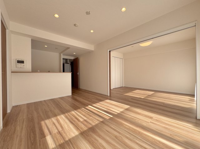 ダイアパレスグランステージ博多の居間・リビング|温かみのある明るい木目の開放的なリビングです
家族や友人が集まり、楽しい会話が弾むスペースです
ぜひ現地で家具の配置などをイメージしてください