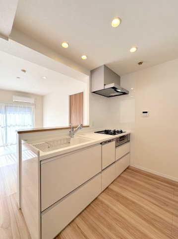 ダイアパレスグランステージ博多のキッチン|お子様を見守りながらお料理できる対面式キッチン
家族とコミュニケーションを取りながら調理できるのも
嬉しいポイントです