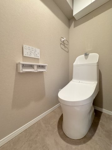 ダイアパレスグランステージ博多のトイレ|スタイリッシュなフォルムのトイレ
凹凸が少なくお掃除も楽です。
温水洗浄便座付きなので季節問わず快適に利用できます
節水トイレなのでお財布に優しいです。