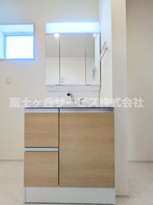 【独立洗面台】 | 富士市水戸島 新築一戸建て 1号棟 | 独立洗面台、小物を置くことができて便利です
