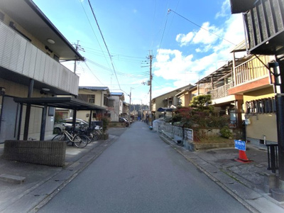 【前面道路含む現地写真】 | 修学院千万田町　中古テラスハウス【駐車可★南向き★リノベーション向き】