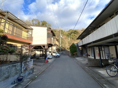 【前面道路含む現地写真】 | 修学院千万田町　中古テラスハウス【駐車可★南向き★リノベーション向き】