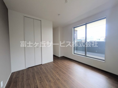 【寝室】 | 富士市厚原 2期 新築一戸建て 1号棟 | 広くて明るい寝室