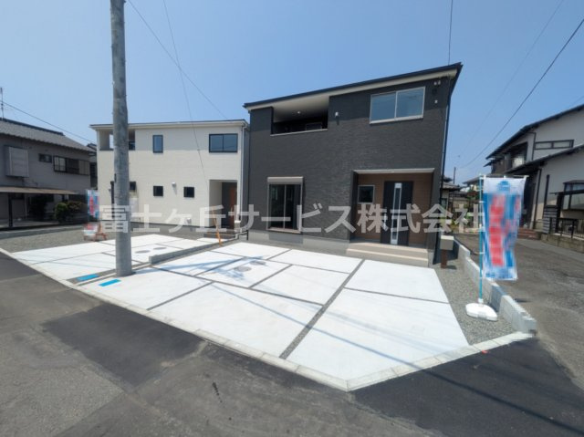 【駐車場】 | 富士市厚原 2期 新築一戸建て 1号棟 | 駐車場があるので、車を買う予定の方も安心です