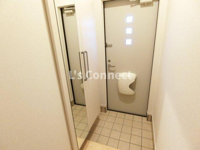 【玄関】 | ブライト６０５レジデンスⅡＡ | 背の高い下駄箱には鏡付きで身だしなみチェック。