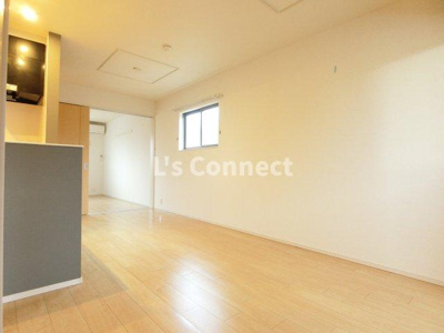 【居間・リビング】 | ブライト６０５レジデンスⅡＡ | 角部屋で２面に窓があります。