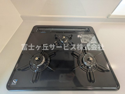 【その他】 | 袋井市深見 5期 新築一戸建て 2号棟  | 3口コンロがあります