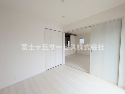 【洋室】 | 袋井市深見 5期 新築一戸建て 2号棟  | リビング横の洋室です