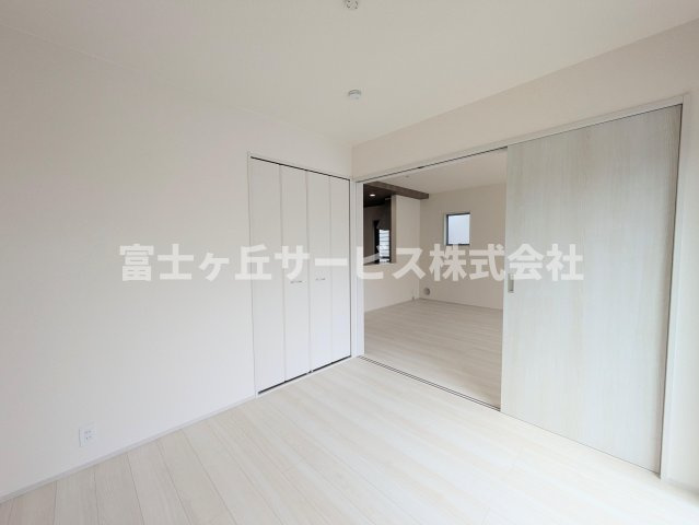 【洋室】 | 袋井市深見 5期 新築一戸建て 2号棟  | リビング横の洋室です