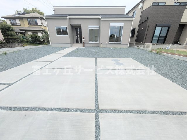 【駐車場】 | 袋井市深見 5期 新築一戸建て 2号棟  | ２台駐車可能です