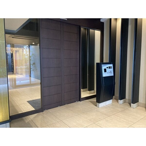 カスタリア新栄Ⅱのエントランス