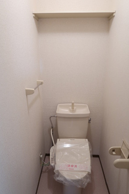 温水洗浄便座付きのトイレです♪