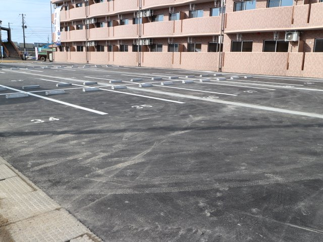 クレスト石上の駐車場