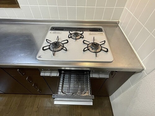 レクセルプラザ西川口の設備|３口ガスコンロ・グリル　※前回募集時2023年3月撮影