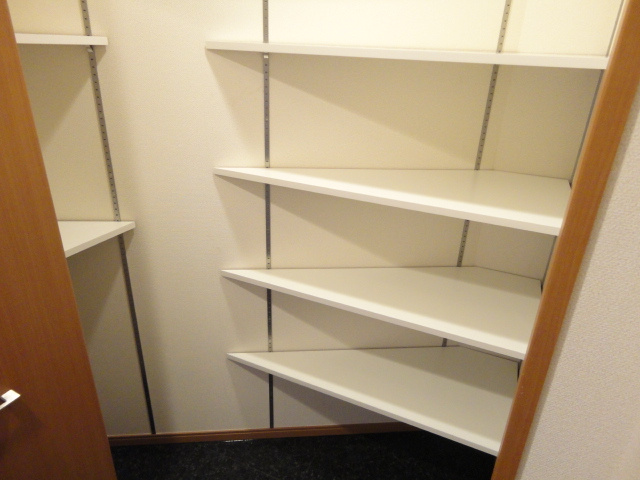 Ｌｅ　ｔｅｍｐｓ　ｈｅｕｒｅｕｘ　”Ｓ（ルタンウルーエス）の収納|下駄箱