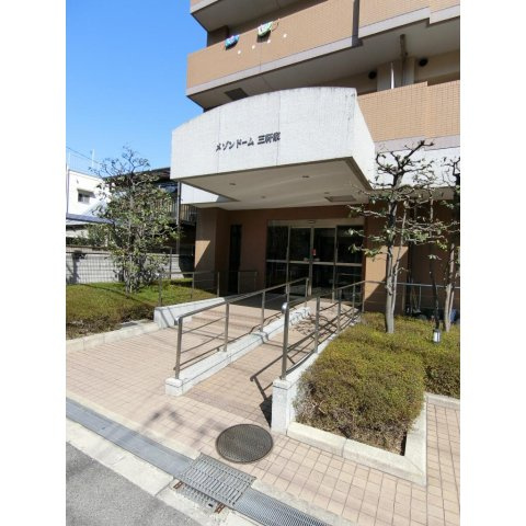 メゾンドーム三軒家のエントランス