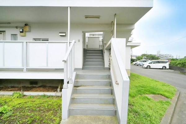 ビレッジハウス川井宿3号棟のエントランス