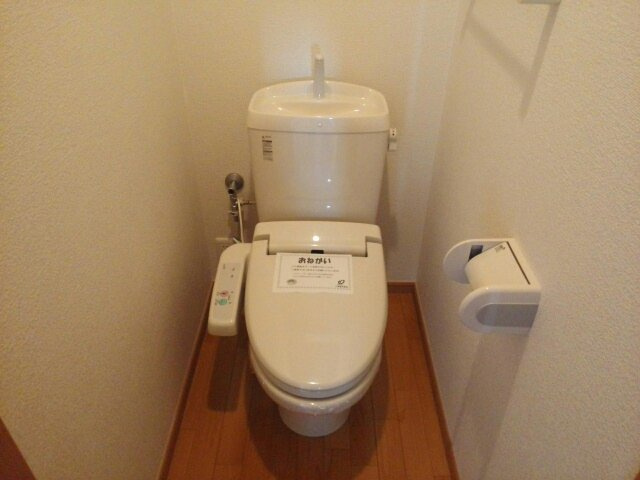 ピュアー・ファミーユＡのトイレ|ゆったりとした空間のトイレです