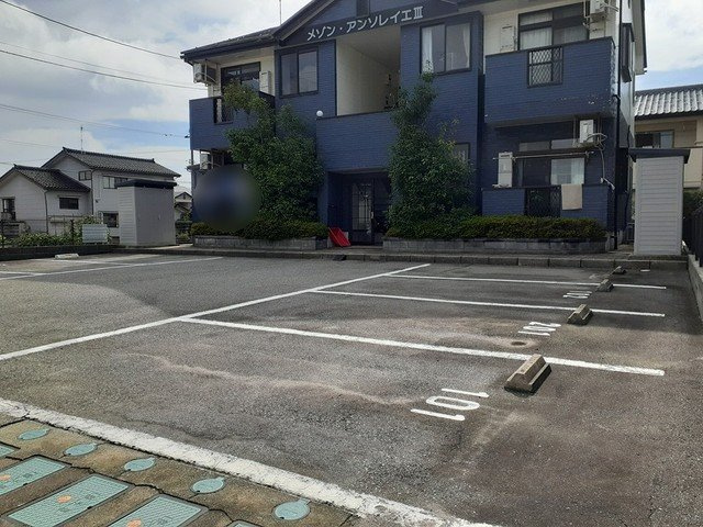 メゾン・アンソレイエⅢの駐車場|車をお持ちの方に嬉しい駐車場付きの物件です