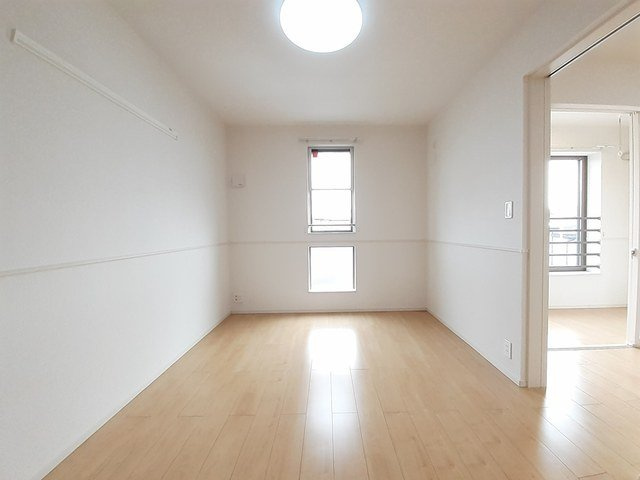 オーキッドの内装|明るい色調の室内です