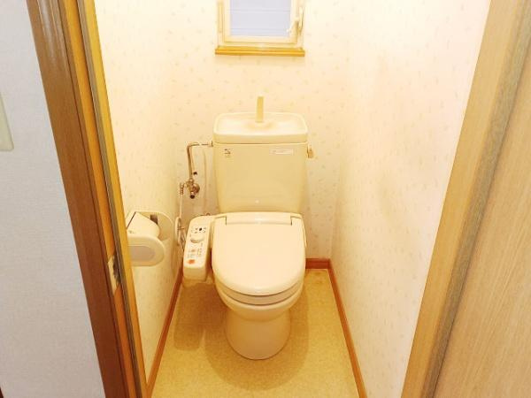 【トイレ】 | 清潔感のある広々トイレです♪
節水型でエコなトイレには、今では当たり前のウォシュレット付き。便座を温める機能付き！