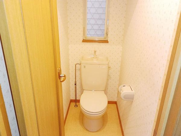 【トイレ】 | 窓があるので、換気しやすく匂いもこもりません♪暗くなりがちなトイレも明るいですよ♪