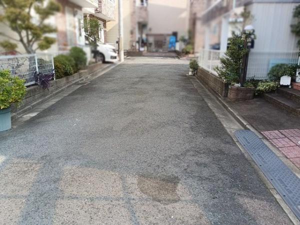 【前面道路含む現地写真】 | 全面道路：二方角地！
前面道路は交通量も少なく、安心してお住まい頂けます!