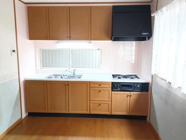 【キッチン】 | 窓があるので換気が必要なときにすぐに風を通すことができます！
空間が広く感じられ、開放感ありますね！
