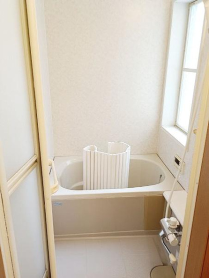 【浴室】 | 毎日の疲れを癒やすバスタイムを。
空気が籠らない様に小窓も設置しております。