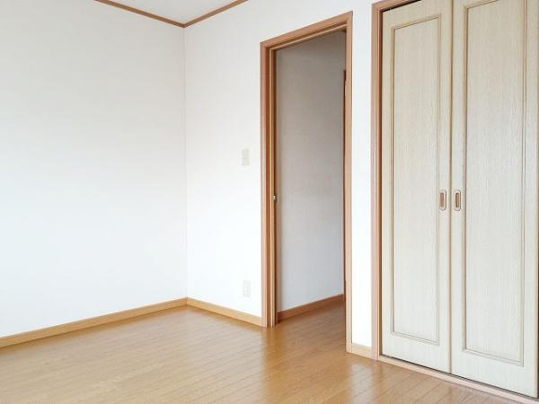 【洋室】 | 収納を完備！普段使いのお洋服や小物はもちろん、季節物のお洋服などもしっかりと整理整頓おしまい頂けます。居室空間をより広く隅々までお使いいただけますね♪