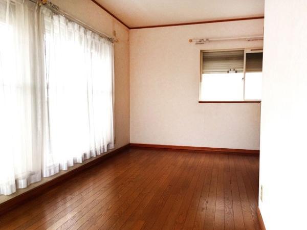 【寝室】 | 大きな窓からたっぷりの日差しが降り注ぐ明るい室内です。気持ちの良い朝日を受けて、目覚めの良い健康的な朝を迎えられそうです。 