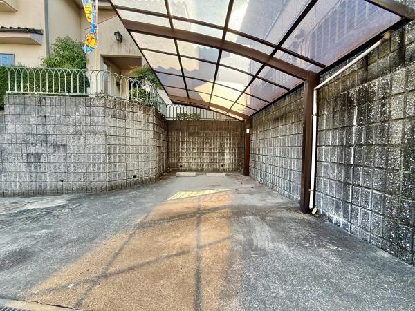 【駐車場】 | お車の出し入れも楽々ですね♪
お車二台駐車可能です！(1台は車両制限あり)