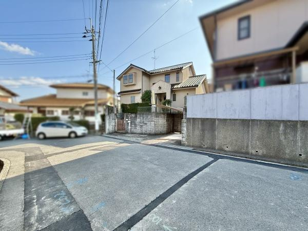 【前面道路含む現地写真】 | スーパや小・中学校など生活施設が近くに揃う好立地！
