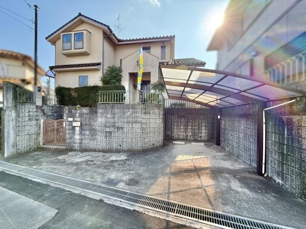 【外観】 | 南海泉北線「栂・美木多」駅、南海バス乗車9分「庭代台小学校前」下車徒歩約2分。
緑豊かな住宅街で小さなお子様がいらっしゃるご家庭でも安心してお住まい頂けます！！