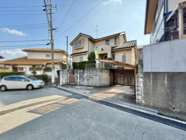 【前面道路含む現地写真】 | 前面道路は閑静な住宅地をはしる車通りの少ない道路。お車の出し入れが苦手なママや小さなお子様にも安心ですね。しっかり舗装もされているので、ベビーカーや自転車で通っても快適に通行できます。