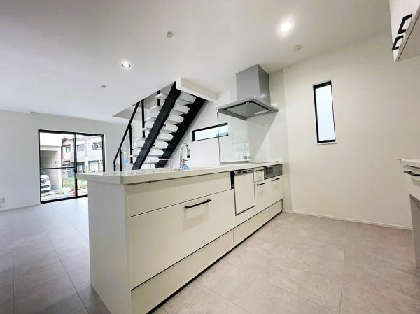 【前面道路含む現地写真】 | ■毎週土・日・祝のご対応可能■
お忙しい方も、お仕事前やお仕事帰りなどお客様のご都合に合わせてご案内致します！キッズルーム・駐車場完備！