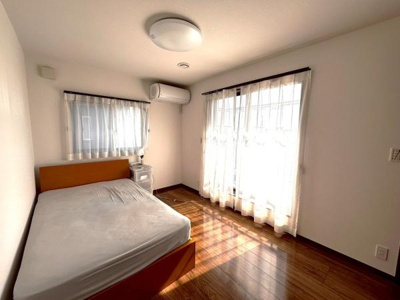 【洋室】 | ●越谷市赤山町一丁目・戸建● | 通風良好な二面採光♪明るく風通しのいいお部屋です♪