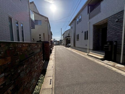 【前面道路含む現地写真】 | ●越谷市赤山町一丁目・戸建● | 開発分譲地内の整備された道路