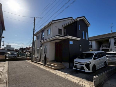 【外観】 | ●越谷市赤山町一丁目・戸建● | 陽当たり良好な明るい外観・西側に暗渠水路（通路）もあり、日差しがたっぷり注ぎます♪