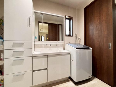 【独立洗面台】 | ●越谷市赤山町一丁目・戸建● | 収納スペースが備わった洗面台は日常の使いやすさが考えられています。