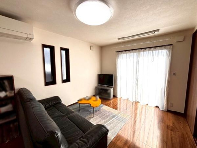 【居間・リビング】 | ●越谷市赤山町一丁目・戸建● | リビングは木目調のフローリングが温かみを感じさせます。照明が空間を明るく照らし開放感のある造りです。キッチンとの一体感もあり動線がスムーズです。