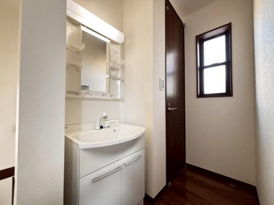 【独立洗面台】 | ●越谷市赤山町一丁目・戸建● | 洗面所にも便利な収納付きです。タオルや日用品の収納に便利です。