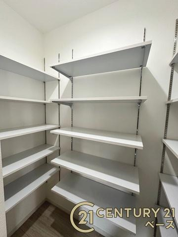 桜井市粟殿 ３号地 ／一戸建の収納|■現地撮影写真■広々としたシューズクローゼットを完備！大きな荷物も楽々収納！