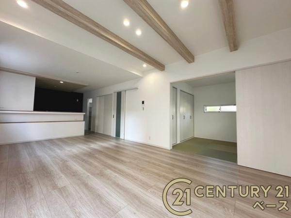 桜井市粟殿 ３号地 ／一戸建の居間・リビング|■現地撮影写真■ご家族でくつろいでいただける広々したリビングです！全窓ペアガラス標準装備！■